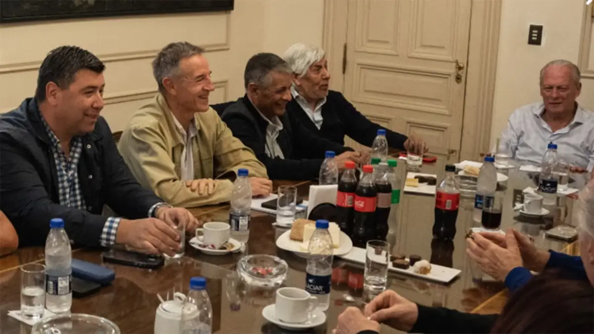 Cristian Jerónimo, Jorge Sola, Octavio Argüello, Hugo Moyano y Andrés Rodríguez, en la reunión de la CGT.