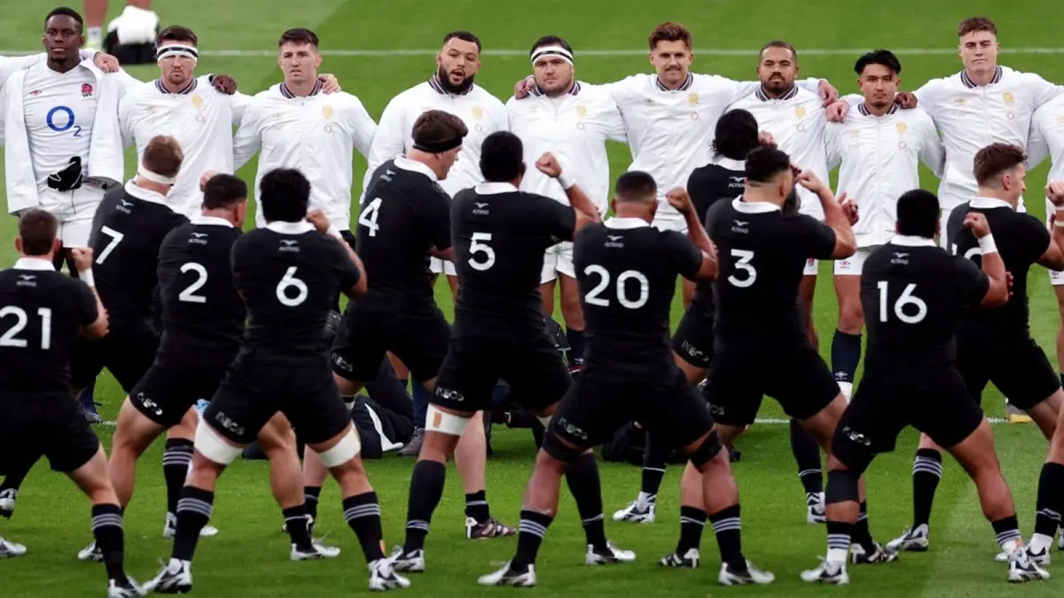 POLÉMICA. El plantel de Inglaterra decidió desafiar el histórico ritual de los All Blacks.