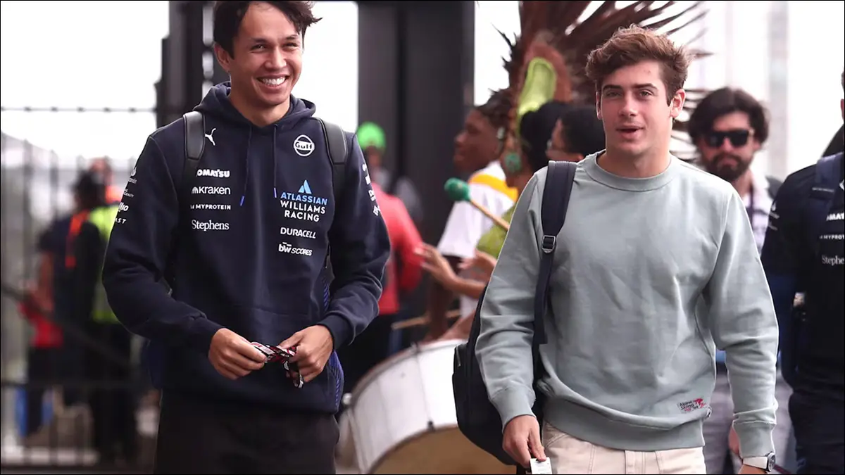 RECUERDOS. Albon y Colapinto, distendidos en el paddock de Interlagos durante el fin de semana del GP de Brasil.