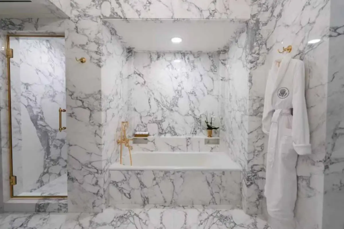 Trump remodela el baño Lincoln: cómo es la polémica transformación en la Casa Blanca