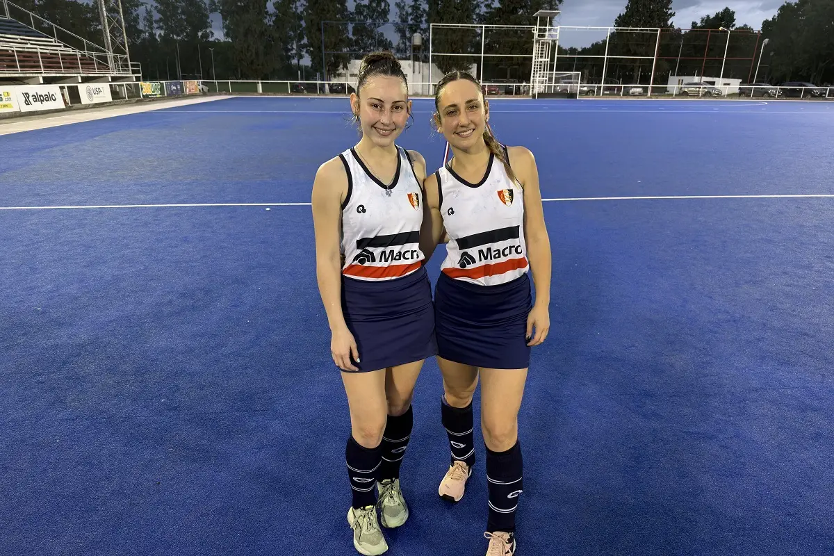 FELICES. Las hermanas María Agustina y María de Lourdes Bringas posan tras los festejos de Natación, unidas por el título y una complicidad que trasciende la cancha.