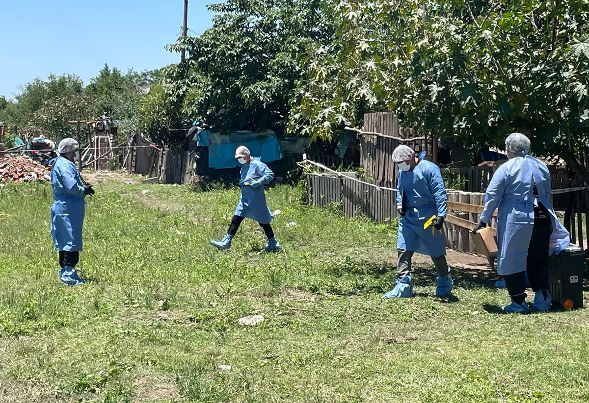 PESQUISA. Los peritos trabajaron en la casa de Villa Cariño, en Tafí Viejo.