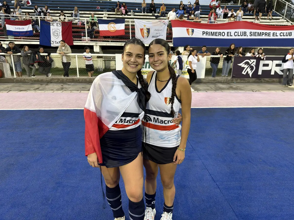 UNIDAS. Constanza y Ana Suárez celebran el primer título compartido en hockey.