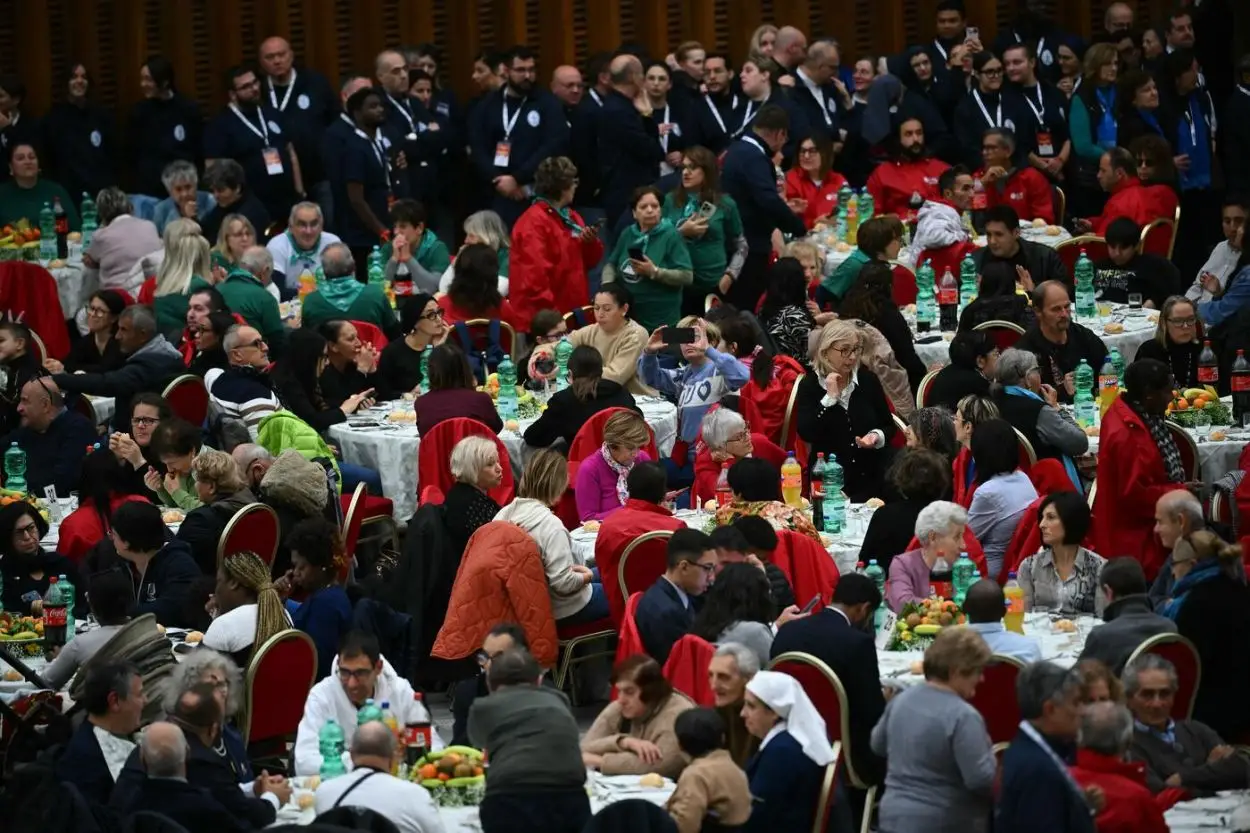 RECEPCIÓN. El Pontífice almorzó ayer con personas en situación de pobreza y con discapacidad.