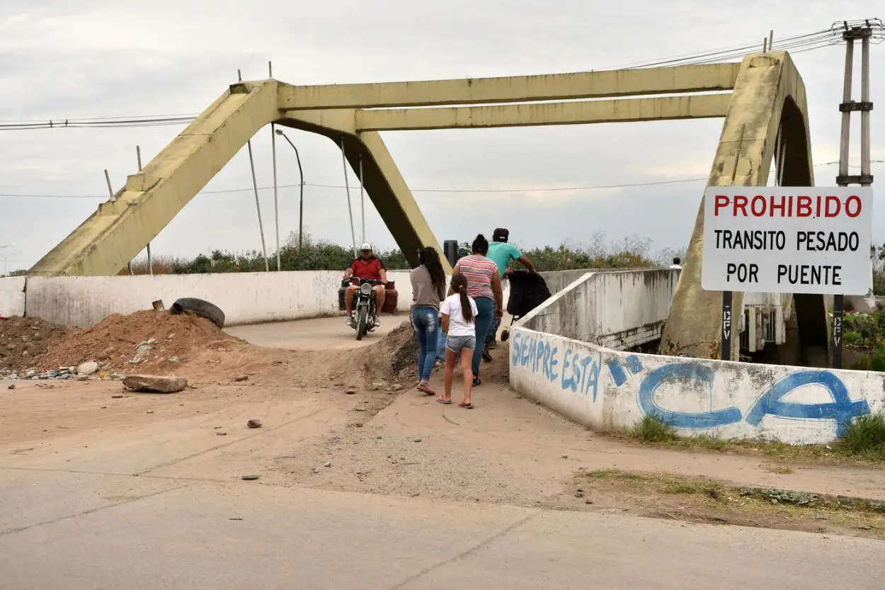 UNO Y OTRO. Tanto el puente caído como su gemelo permanecen cerrados hasta el momento. la gaceta / foto de matías quintana