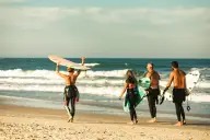 ¿Regresa el espíritu veraniego de los años 2000? Praia do Rosa resurge como polo de fiesta y surf