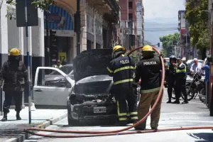 Una camioneta se incendió en pleno centro y provocó un caos vehicular: no hubo heridos