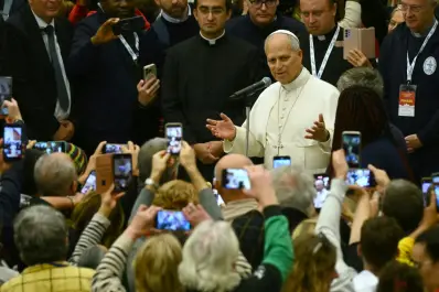 El papa León XIV llama a los líderes mundiales a atender a las personas marginadas