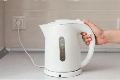 Los riesgos de no quitar el sarro de tu pava eléctrica: el “truco alemán” para eliminarlo con éxito