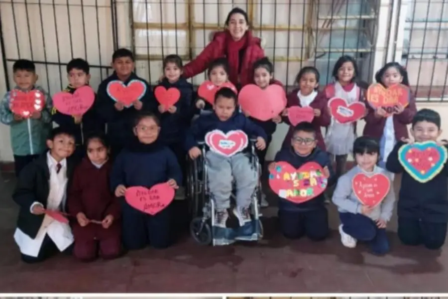 TRABAJO EN EQUIPO. Los alumnos que participaron junto a su maestra.