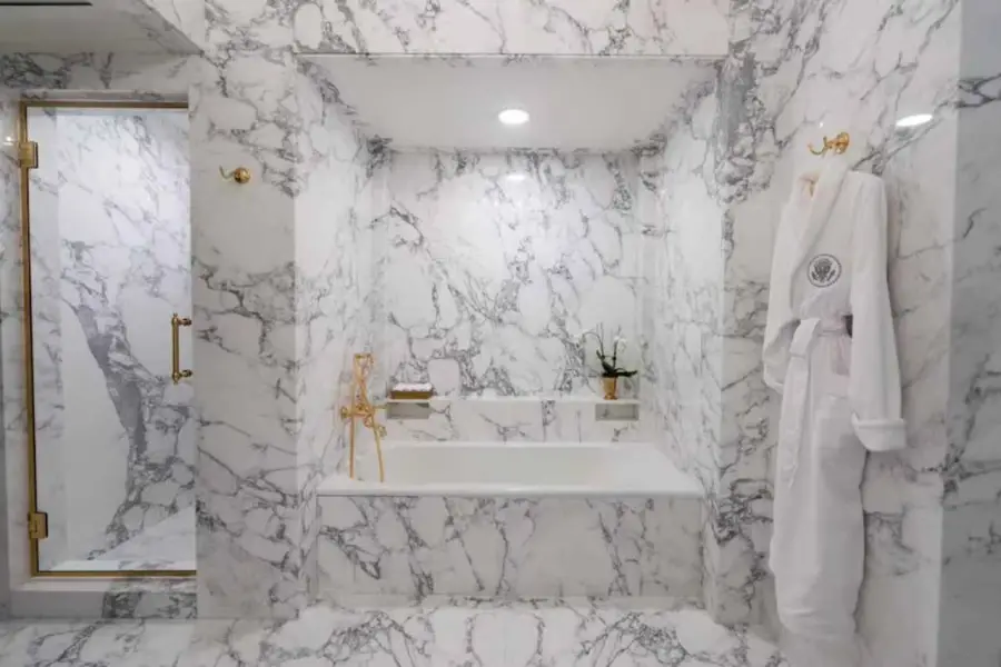 Trump remodela el baño Lincoln: cómo es la polémica transformación en la Casa Blanca