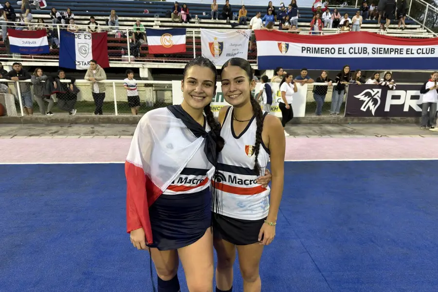 UNIDAS. Constanza y Ana Suárez celebran el primer título compartido en hockey.