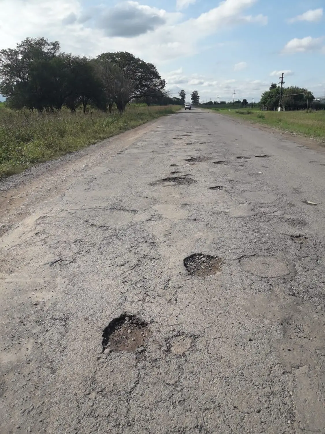 LA 327. Esta vía atraviesa el este de la provincia, con tramos muy rotos.