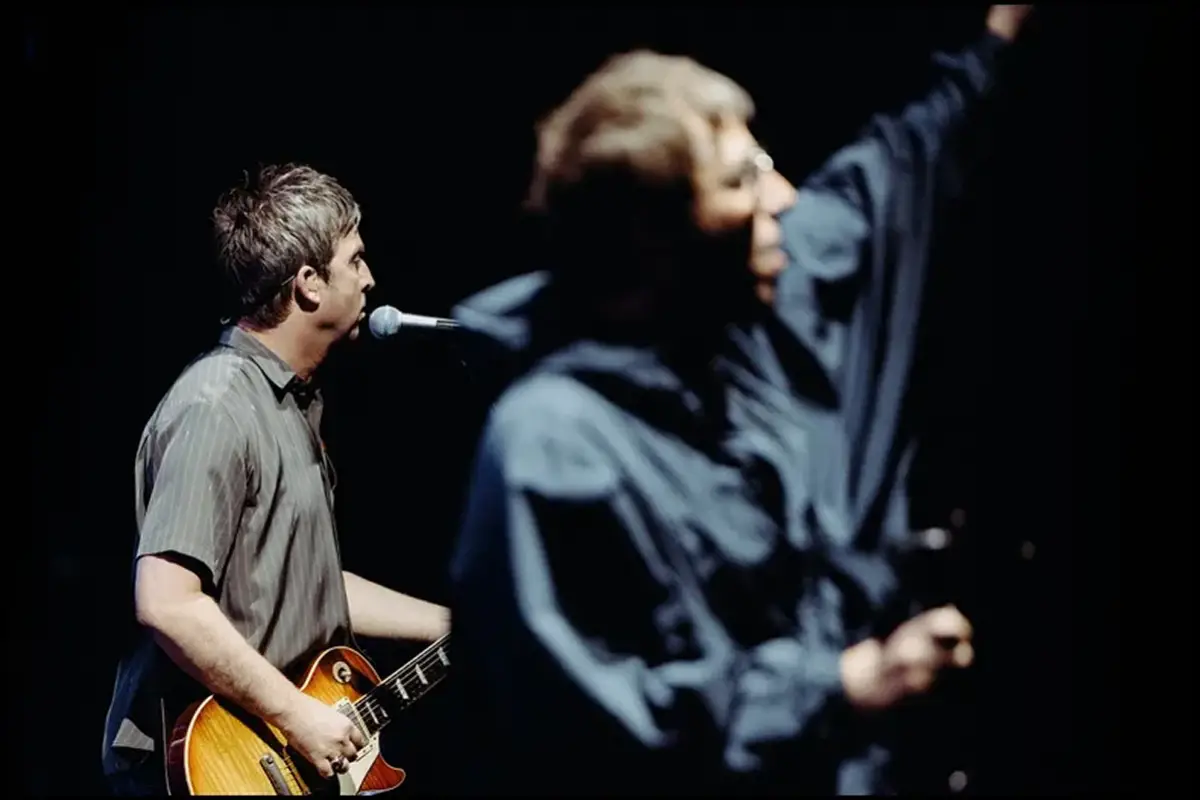 EN EL RECITAL. La banda Oasis, compuesta por los hermanos Liam y Noel Gallagher, trajo muchos visitantes al país. / OASIS