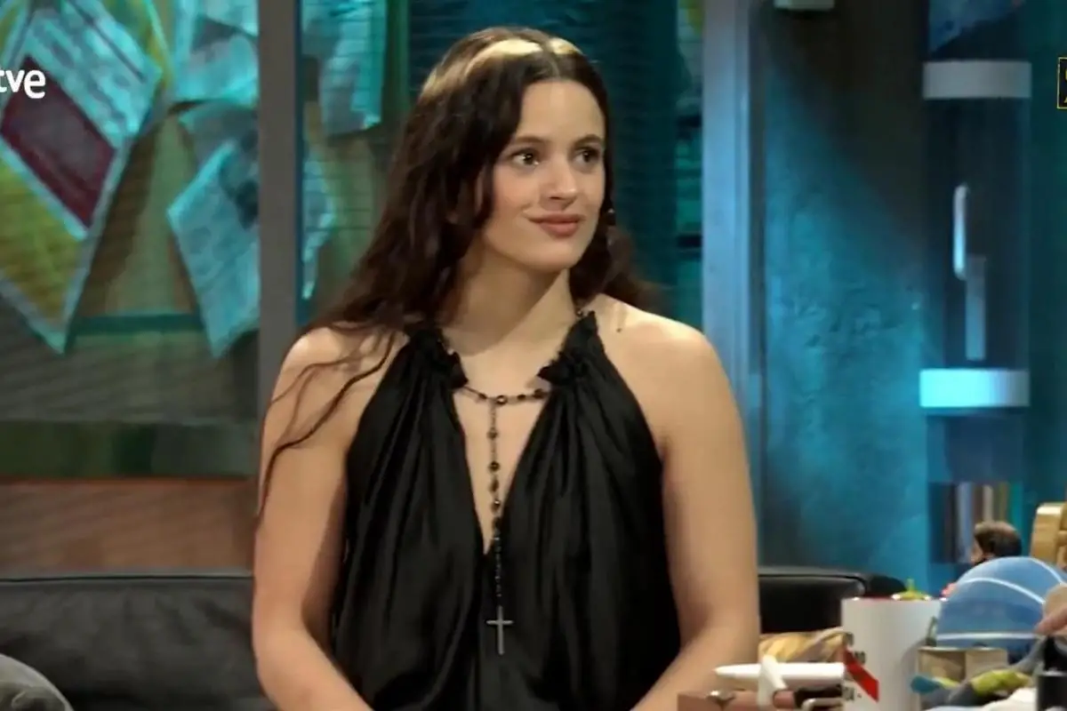 ¿Tenés una falda clásica de los 2000?: esta es la tendencia de 2026 que trajo Rosalía para combinarla