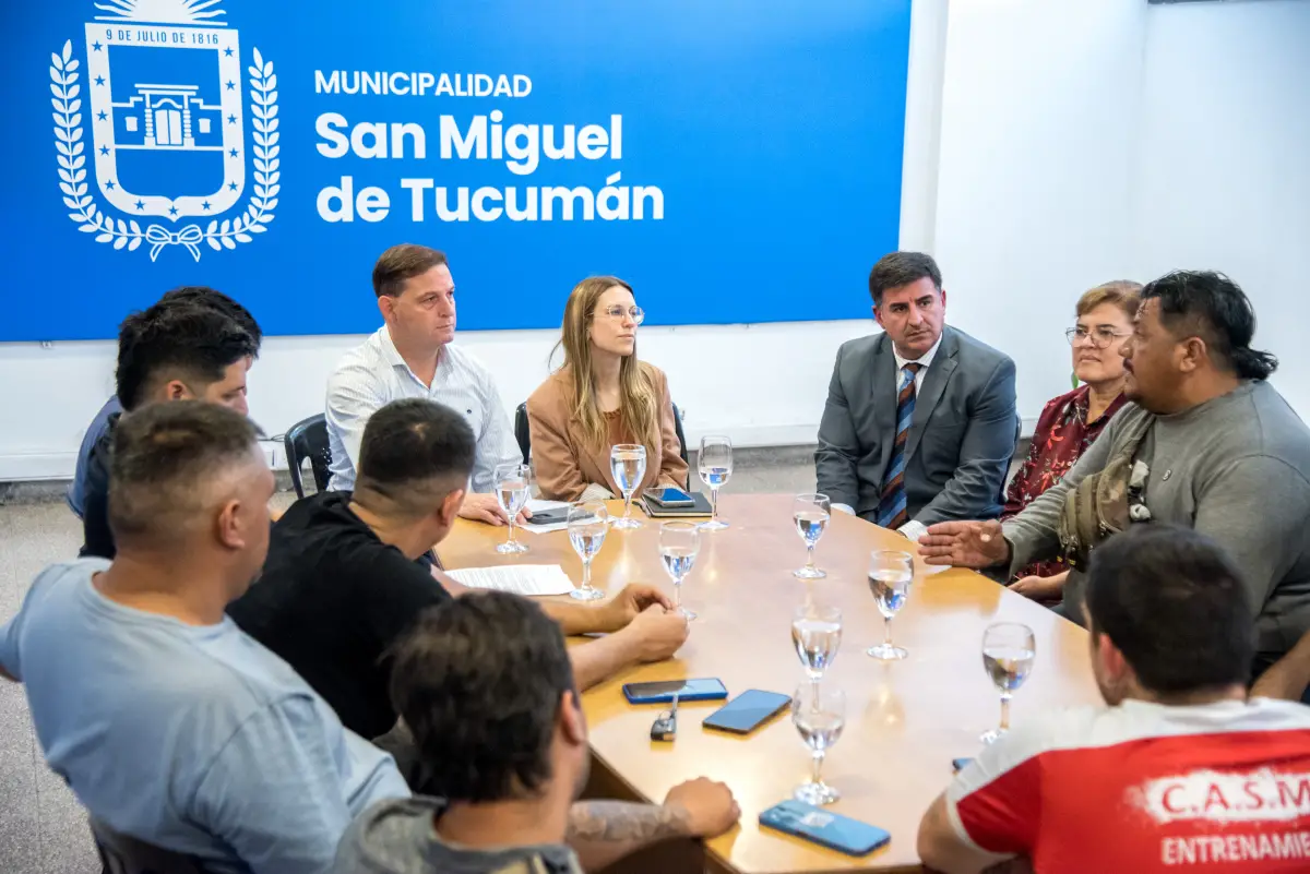 La audiencia fue encabezada por la secretaria de Gobierno, Camila Giuliano, el secretario de Movilidad Urbana, Benjamín Nieva y el subsecretario de Gobierno, Alejandro Sangenis. 