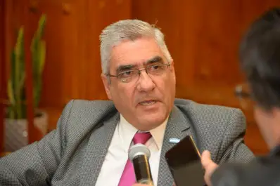 La pizarra de la política: el ministro Abad irá mañana a la Legislatura por el Presupuesto