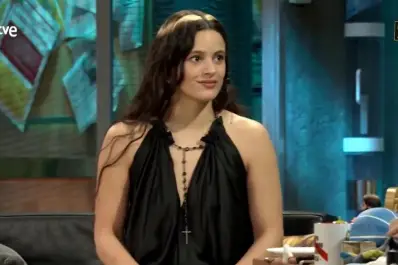 ¿Tenés una falda clásica de los 2000?: esta es la tendencia de 2026 que trajo Rosalía para combinarla