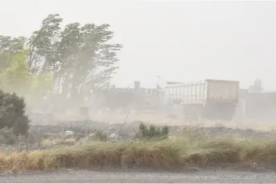 Vientos nivel naranja de hasta 110 km/h y lluvias intensas afectarán a cinco provincias este martes