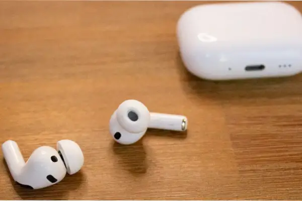 No te olvides de limpiar tus auriculares: los peligros detrás de la suciedad y cómo solucionarlo