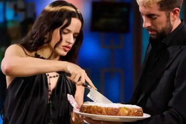 “14 quilates”: cómo hacer el bizcochuelo de naranja que llevó Rosalía a “La Revuelta”