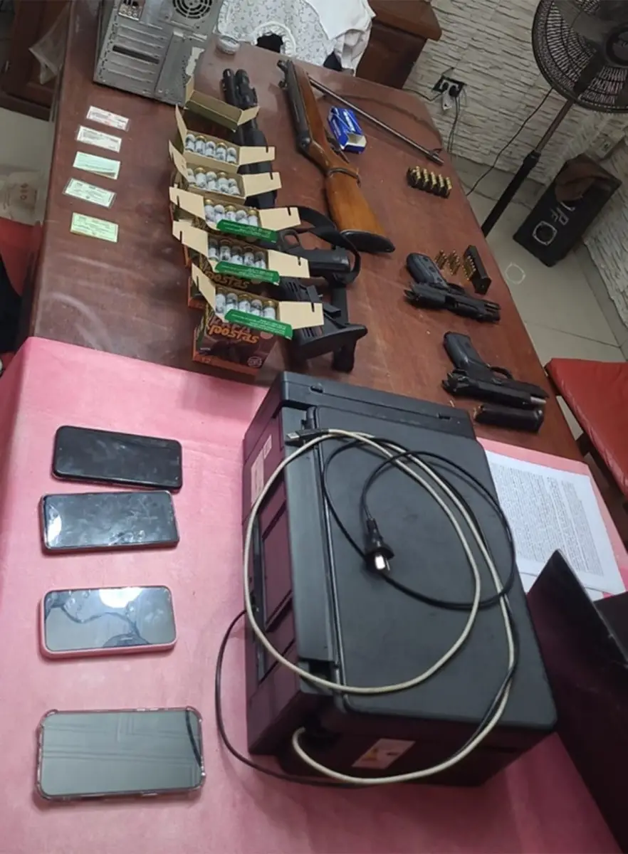 SECUESTROS. Equipos electrónicos, celulares y armas.