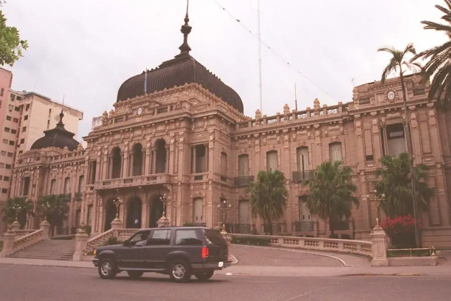 Recuerdos fotográficos: 1995. El fuego destruye una cúpula de Casa de Gobierno