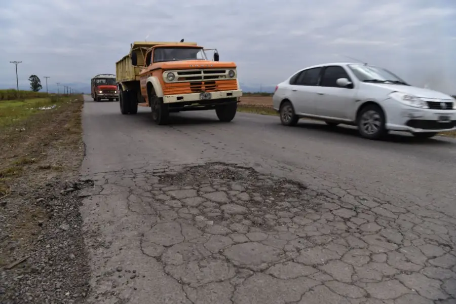 LA 324. Este camino, que conecta la ciudad de Famaillá con la localidad de Arcadia, está en muy mal estado.