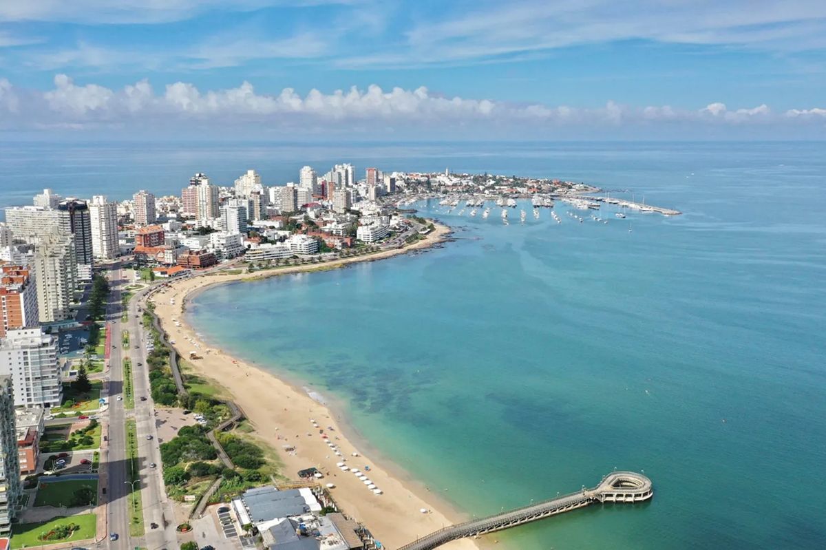 Edificios y playa en Punta del Este con alta demanda de turistas argentinos