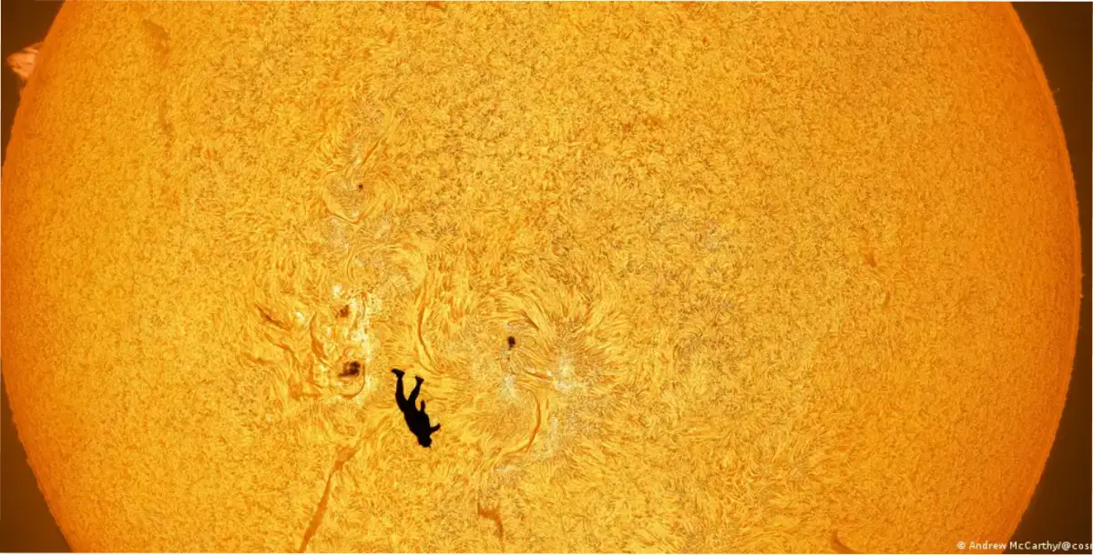El astrofotógrafo Andrew McCarthy instaló varios telescopios en el desierto de Arizona para capturar la imagen del paracaidista cruzando el disco solar.Imagen: Andrew McCarthy/@cosmic_background