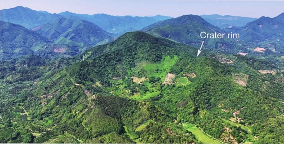Imagen aérea panorámica del cráter Jinlin tomada con dron el 12 de mayo de 2025. (Chen et al., Matter Radiat. Extremes , 2025/Science Alert)