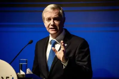 Kast empezó como favorito la carrera hacia el balotaje con Jara