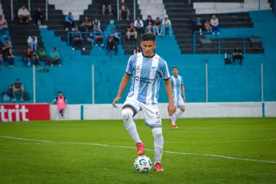 Se forjó en el barrio, pasó por Talleres y Newell’s y hoy ilusiona a Atlético: la historia de Leonel Vega