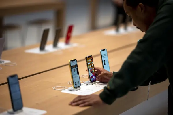 El gobierno de Milei elimina los aranceles a la importación de celulares y se espera una baja de precios del 30%