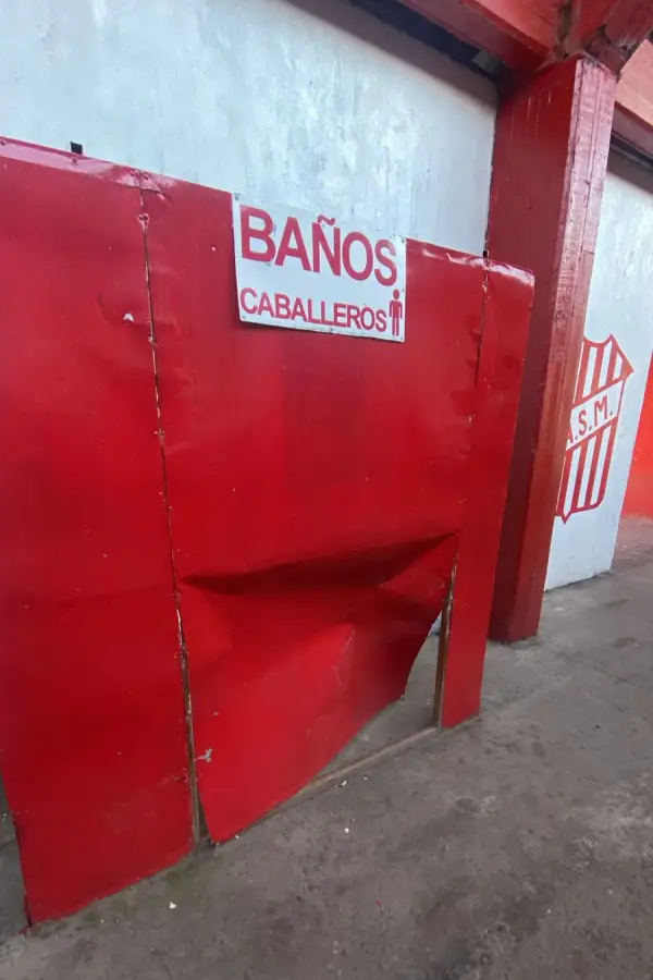 DAÑADO. Así quedó el ingreso del baño de varones de La Ciudadela.
