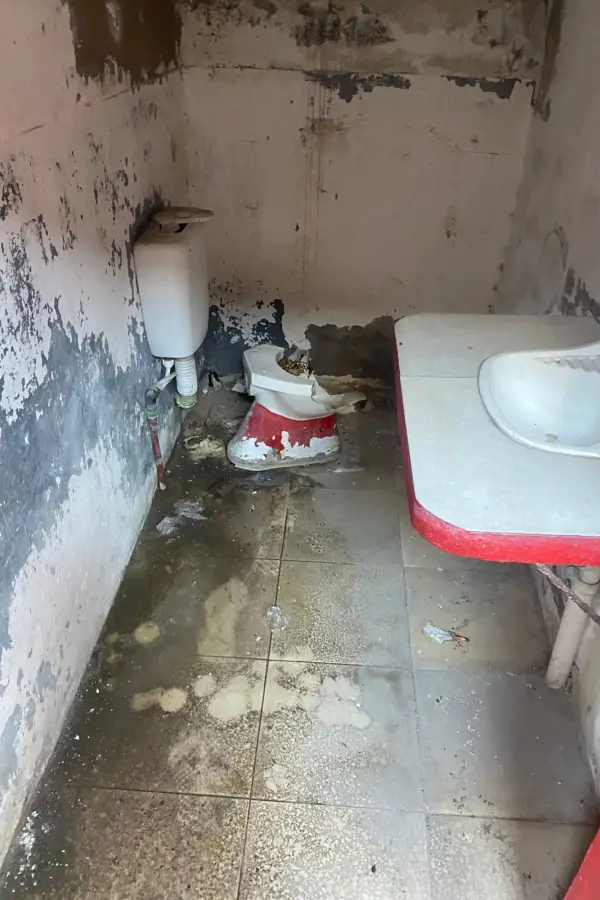 DESTRUIDO. Así quedó el baño de la popular de La Ciudadela.