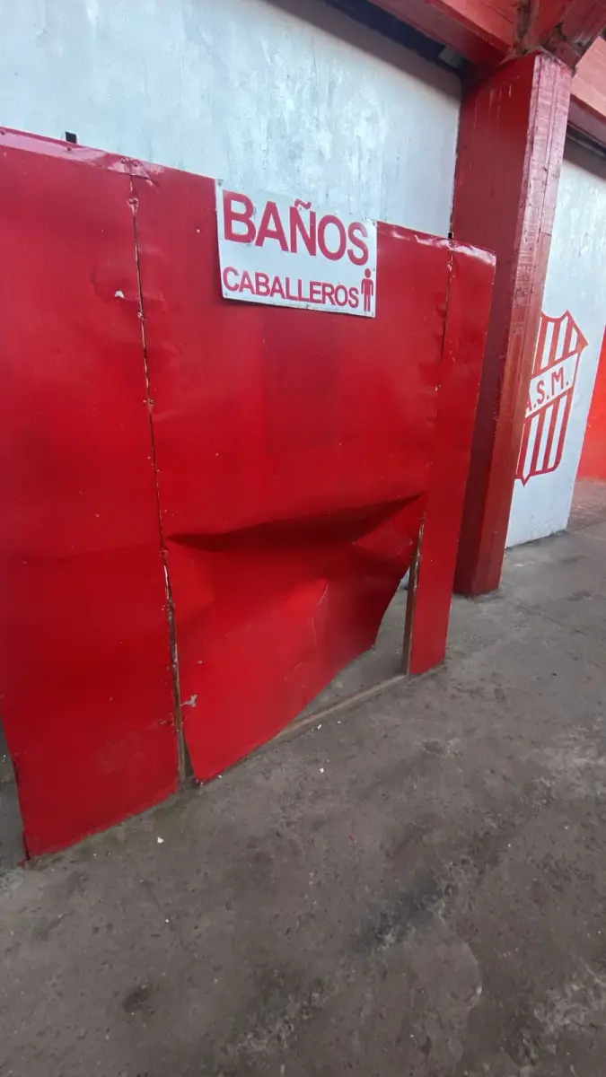 DAÑADO. Así quedó el ingreso del baño de varones de La Ciudadela.