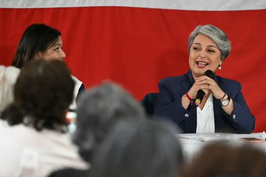 MITIN. Jara se reunió en un barrio de Santiago con mujeres.
