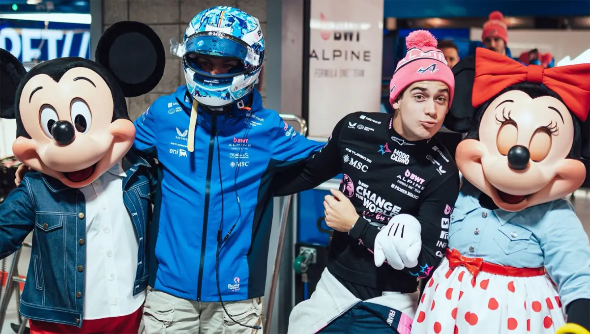 FUERA DE LOS PITS. Colapinto y Gasly posaron ayer junto a personajes de Disney que los visitaron en el circuito de Las Vegas.