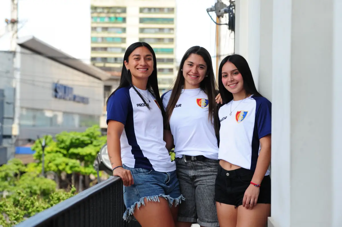 EN LA REDACCIÓN. Las jugadores de Natación y Gimnasia posaron en LA GACETA, tras la conquista del Anual.