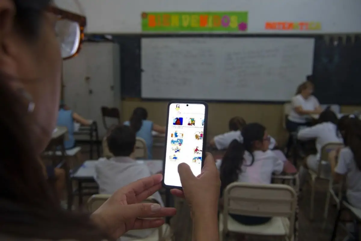 USO APROPIADA. En algunas escuelas sólo dejan que los estudiantes usen el celular en casos de emergencia o por pedido de maestros para tareas.