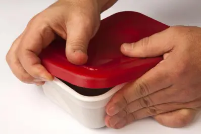 Truco casero para eliminar el olor a humedad en tuppers con solo dos ingredientes