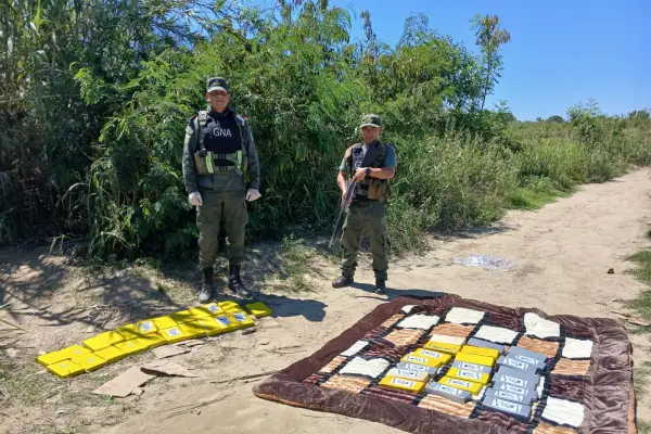 Gendarmería detuvo a dos personas que caminaban entre la maleza con 46 kilos de cocaína cargados a sus espaldas