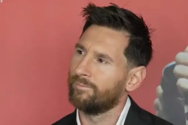 Messi se emocionó al recibir un premio de los hinchas de Barcelona y dejó una llamativa promesa