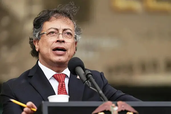 Petro se defiende de las críticas por haber ido a un club de striptease en una gira oficial