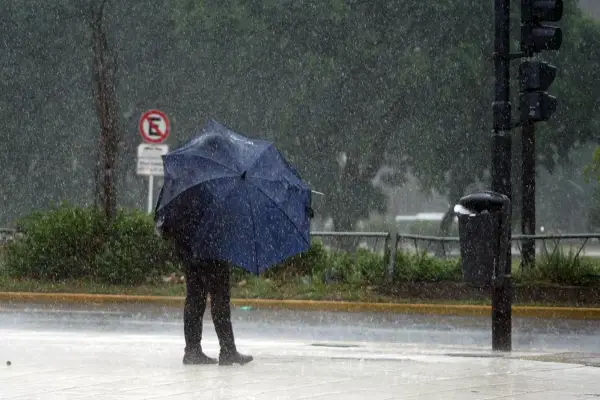 Hay alerta amarilla por tormentas y vientos fuertes este jueves: ¿a qué hora y dónde?
