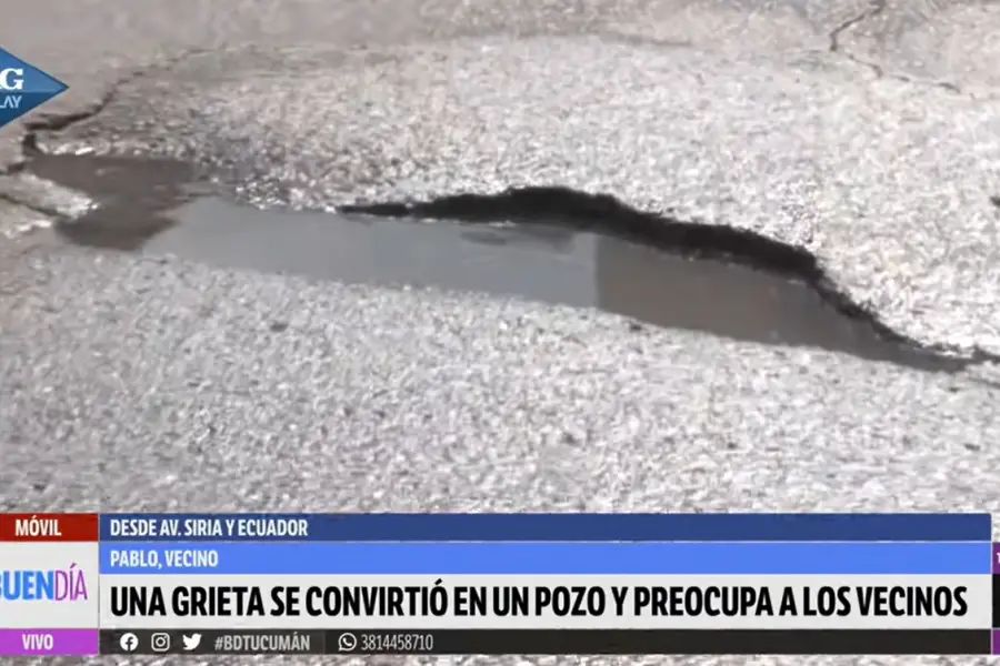 Hueco en el pavimento de Ecuador y Siria: vecinos advierten accidentes y exigen una reparación urgente