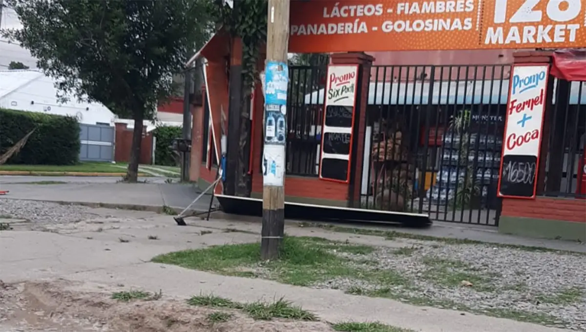 Cartel caído en la esquina de Bolivia y Camino del Perú.