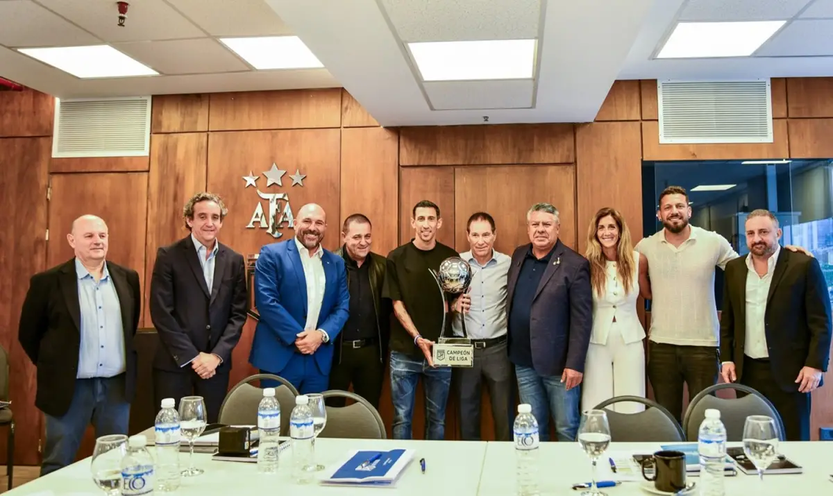 Rosario Central fue a retirar el trofeo en AFA.