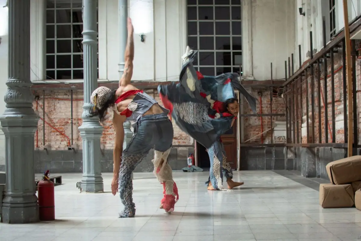 EN PLENO ENSAYO. Los bailarines se mueven entre las columnas del Museo de Bellas Artes. Martín Piliponsky es uno de los responsables de la puesta.